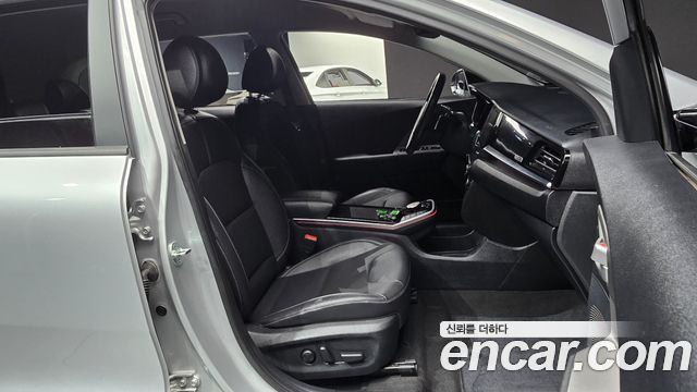 Kia Niro Plus Air 2023 — фото 26