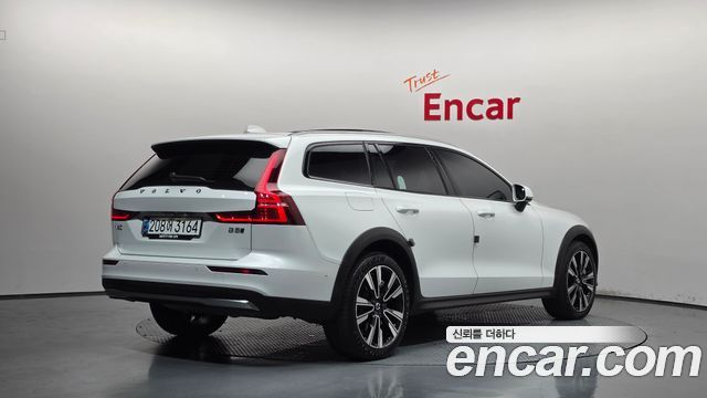 Volvo V60 Cross Country (II) B5 Ultimate AWD 2024 — фото 2
