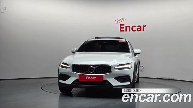 Volvo V60 Cross Country (II) B5 Ultimate AWD 2024 — фото 3