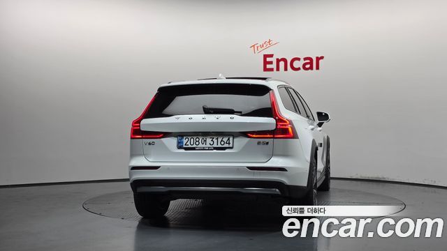 Volvo V60 Cross Country (II) B5 Ultimate AWD 2024 — фото 4