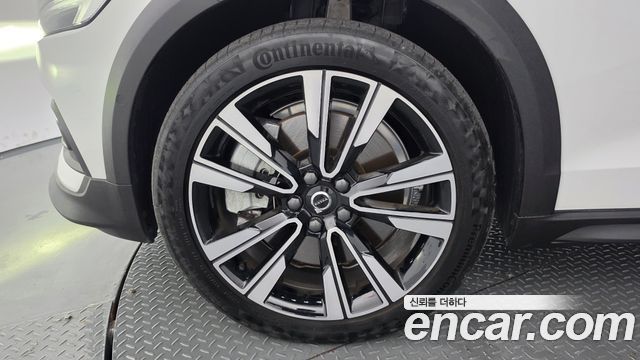 Volvo V60 Cross Country (II) B5 Ultimate AWD 2024 — фото 5
