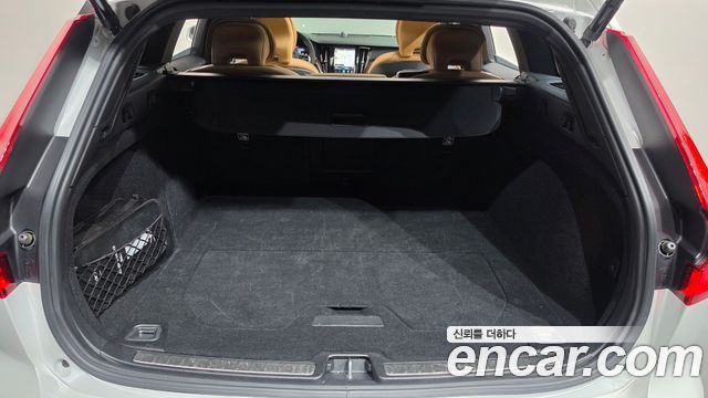 Volvo V60 Cross Country (II) B5 Ultimate AWD 2024 — фото 19