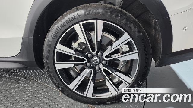 Volvo V60 Cross Country (II) B5 Ultimate AWD 2024 — фото 21