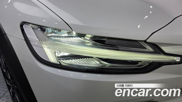 Volvo V60 Cross Country (II) B5 Ultimate AWD 2024 — фото 22