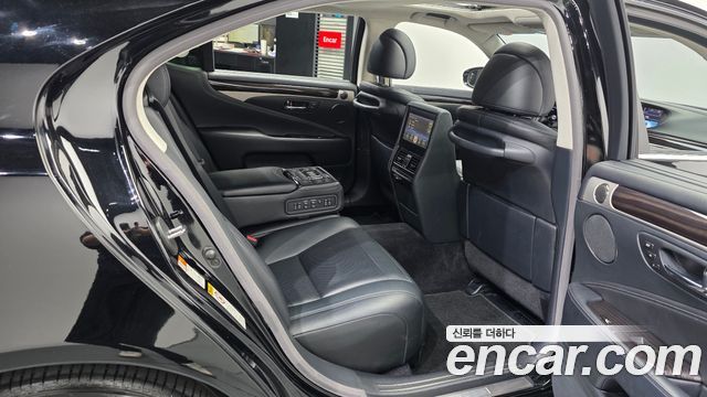 Lexus LS600hL 5-Seats Ottoman XF40 2016 — фото 12