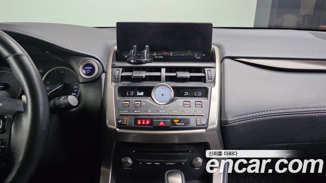 Lexus NX300h Supreme 2019 — фото 14
