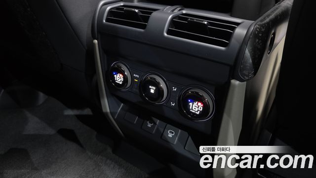 Land Rover Defender (L663) 110 P635 Octa Edition 1 2025 — фото 31