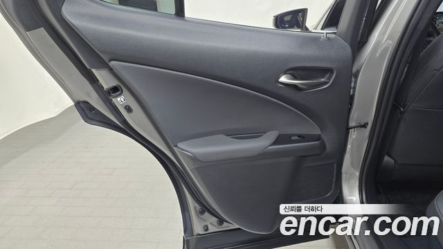 Lexus UX250h 2.0 2WD 2024 — фото 25