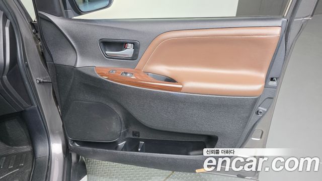 Toyota Sienna 3.5 AWD 2018 — фото 25