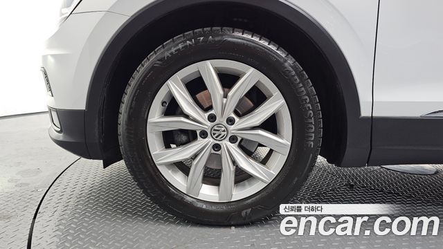 Volkswagen Tiguan (II) 2.0 TDI Premium 2018 — фото 5