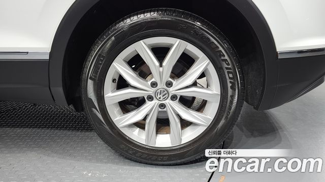 Volkswagen Tiguan (II) 2.0 TDI Premium 2018 — фото 21