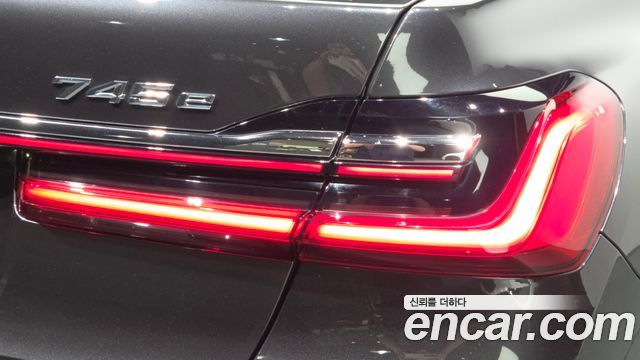 BMW 7 Series (G11) 745e iPerformance Design Pure Excellence 2020 — фото 23