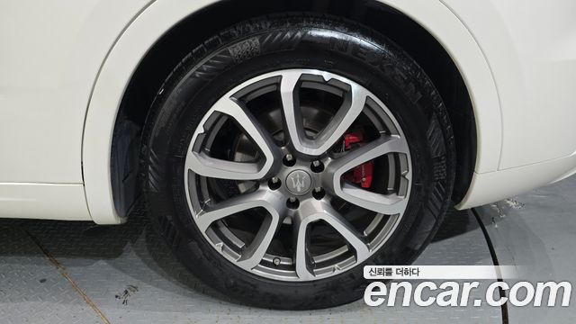 Maserati Levante 3.0 AWD GranLusso 2018 — фото 21
