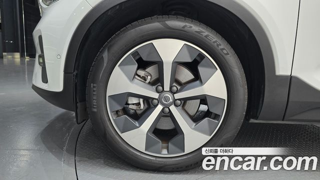 Volvo XC40 B4 Ultimate Bright 2023 — фото 5