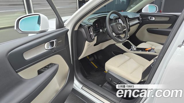 Volvo XC40 B4 Ultimate Bright 2023 — фото 10
