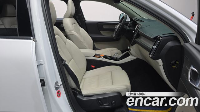 Volvo XC40 B4 Ultimate Bright 2023 — фото 11