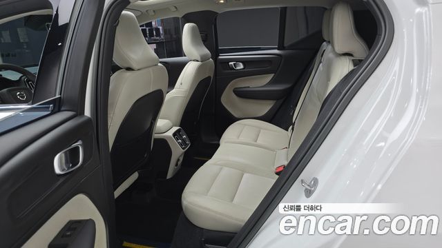 Volvo XC40 B4 Ultimate Bright 2023 — фото 12
