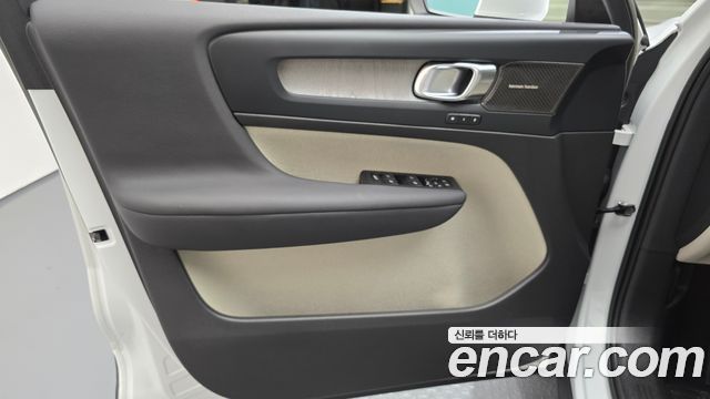 Volvo XC40 B4 Ultimate Bright 2023 — фото 24