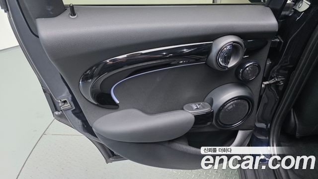 MINI Cooper S 5Door Resolute Edition 3rd Gen 2023 — фото 25