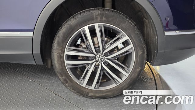Volkswagen Tiguan Allspace 2.0 TSI Prestige 2023 — фото 21