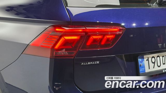Volkswagen Tiguan Allspace 2.0 TSI Prestige 2023 — фото 23