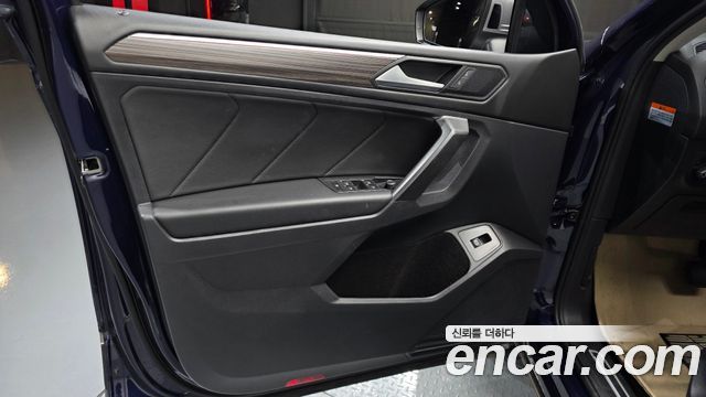 Volkswagen Tiguan Allspace 2.0 TSI Prestige 2023 — фото 24
