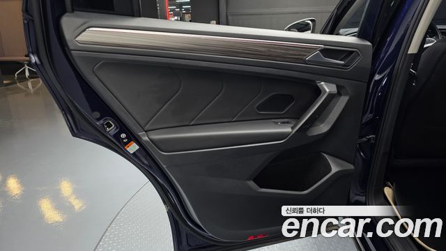 Volkswagen Tiguan Allspace 2.0 TSI Prestige 2023 — фото 25