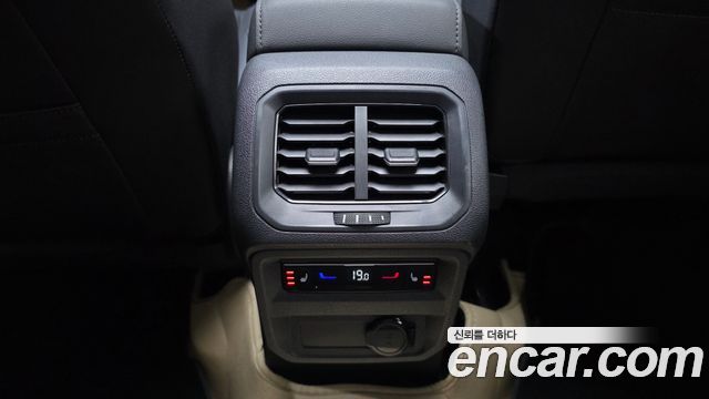 Volkswagen Tiguan Allspace 2.0 TSI Prestige 2023 — фото 29