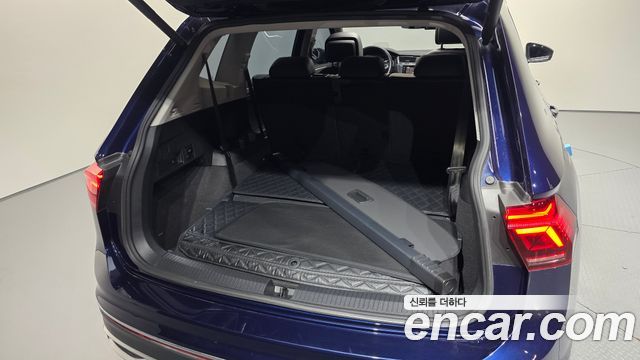 Volkswagen Tiguan Allspace 2.0 TSI Prestige 2023 — фото 34