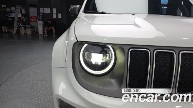 Jeep Renegade 2.4 Limited 2021 — фото 28