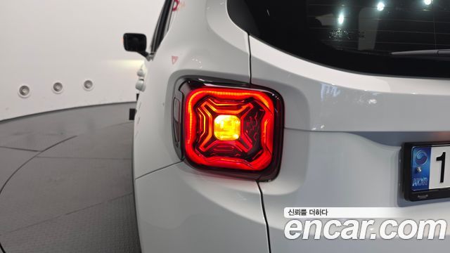 Jeep Renegade 2.4 Limited 2021 — фото 29