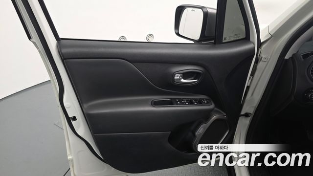 Jeep Renegade 2.4 Limited 2021 — фото 30