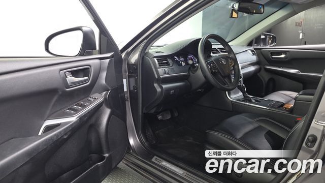 Toyota Camry Hybrid LE 2017 — фото 10