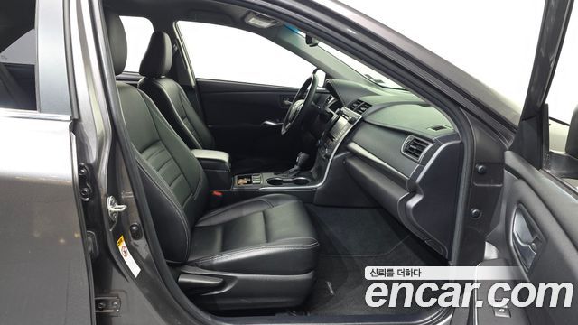 Toyota Camry Hybrid LE 2017 — фото 11