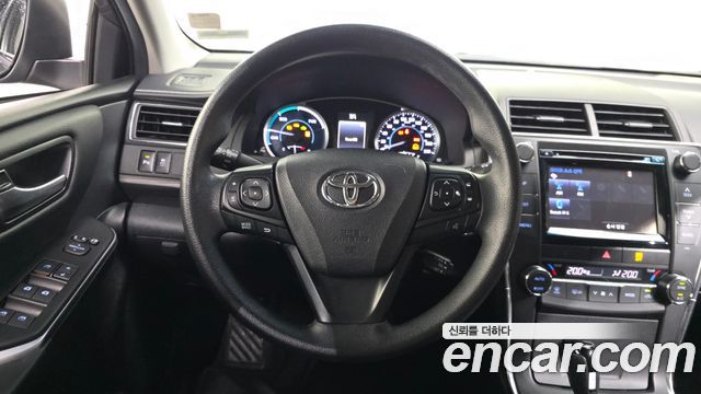 Toyota Camry Hybrid LE 2017 — фото 13