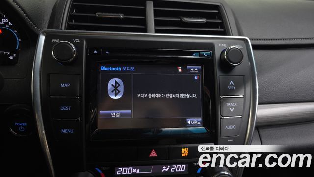 Toyota Camry Hybrid LE 2017 — фото 16