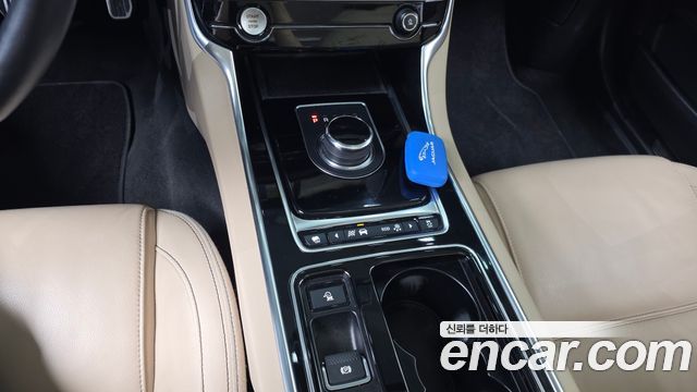 Jaguar XE 20d Prestige 2019 — фото 9