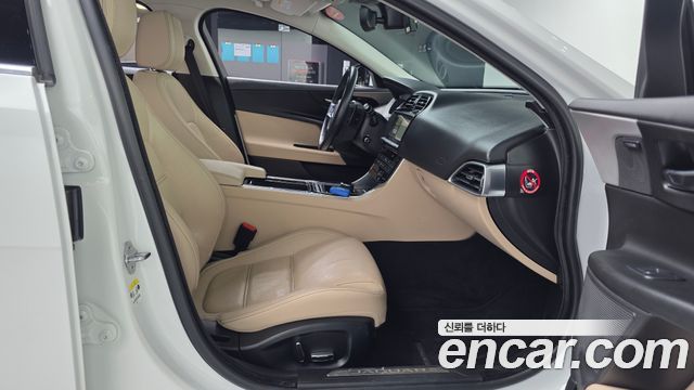 Jaguar XE 20d Prestige 2019 — фото 15