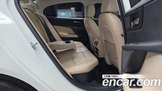 Jaguar XE 20d Prestige 2019 — фото 16