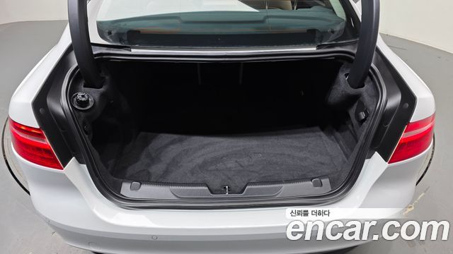 Jaguar XE 20d Prestige 2019 — фото 24
