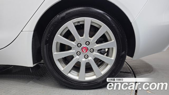 Jaguar XE 20d Prestige 2019 — фото 27