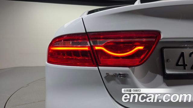 Jaguar XE 20d Prestige 2019 — фото 29