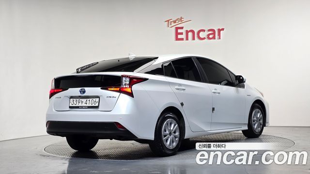 Toyota Prius (IV) 1.8 2021 — фото 2