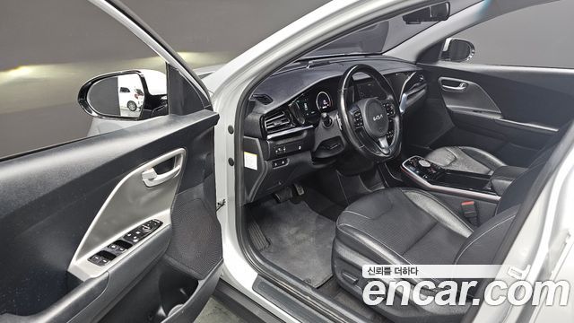 Kia Niro Plus Air 2023 — фото 11