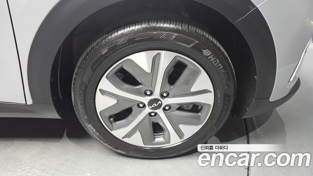 Kia Niro Plus Air 2023 — фото 21