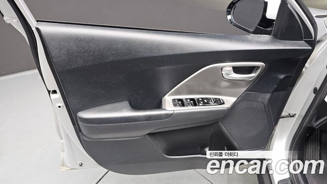 Kia Niro Plus Air 2023 — фото 24