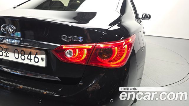 Infiniti Q50 3.5 Hybrid Essence 2015 — фото 23