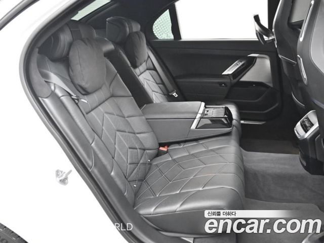 BMW 7 Series (G70) 740d xDrive Design Pure Excellence 2023 — фото 16