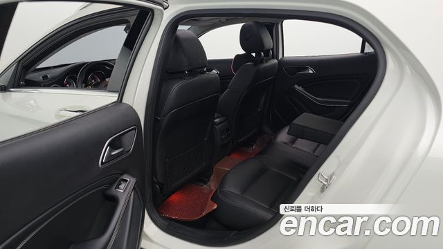 Mercedes-Benz GLA-Class (X156) GLA200d 4MATIC Activity Edition 2017 — фото 12