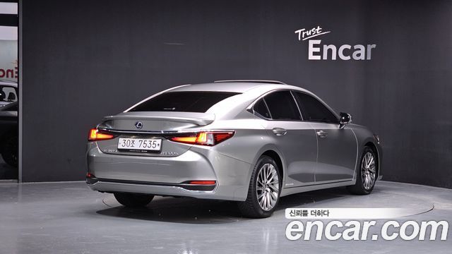 Lexus ES300h (VII) Executive 2019 — фото 2